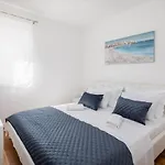 Lana - Sea View Apartment With Parking