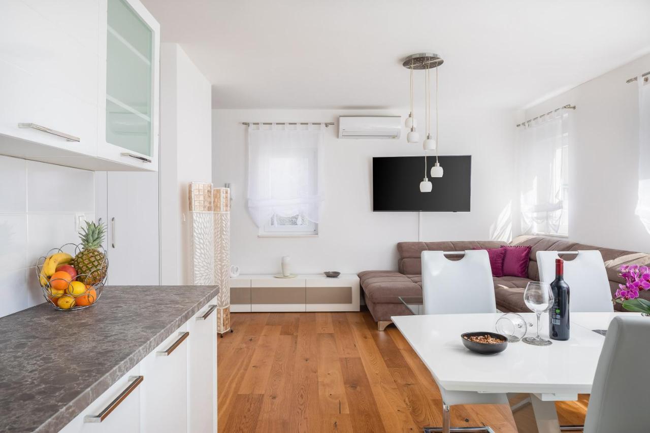 Lana - Sea View With Parking Makarska
