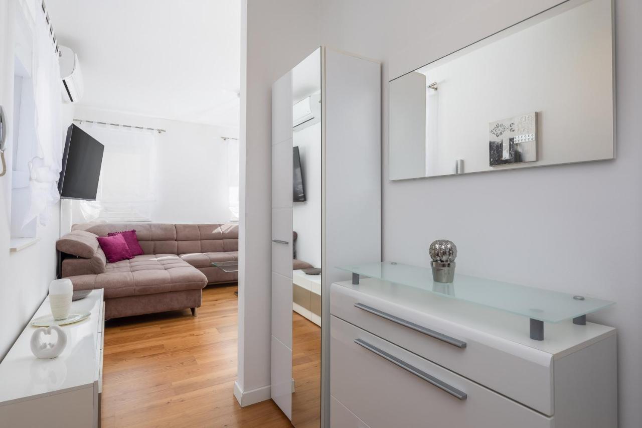 Lana - Sea View With Parking Apartment