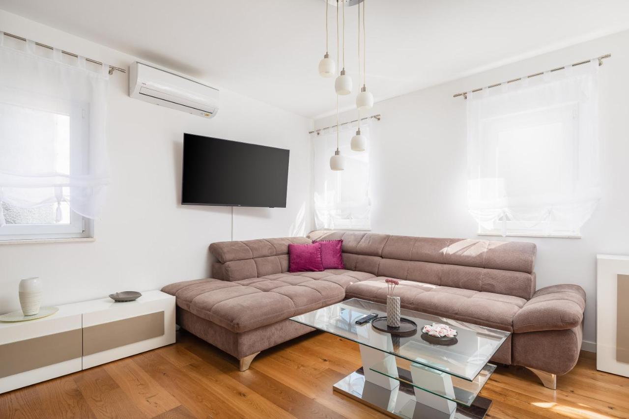 Lana - Sea View With Parking Apartment Makarska